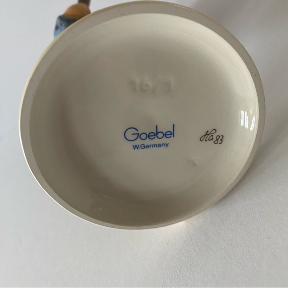 Hummel Figurine #16 “Little Hiker” TMK 6 1979-1990 - Picture 8 of 9